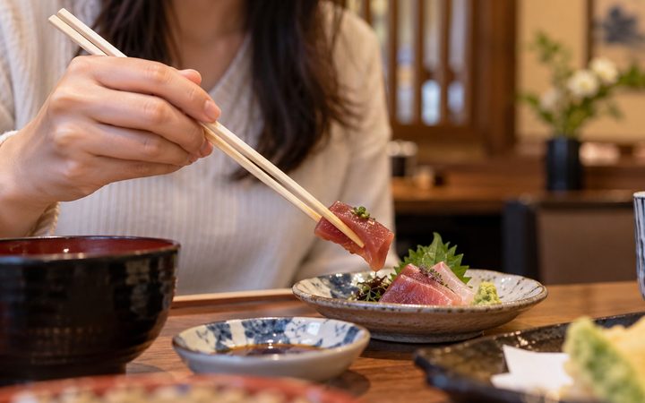 Nur eine Regel ist wirklich ernst: Stäbchen niemals senkrecht in den Reis stecken. Alles Weitere zur japanischen Stäbchen-Etikette im Überblick.
