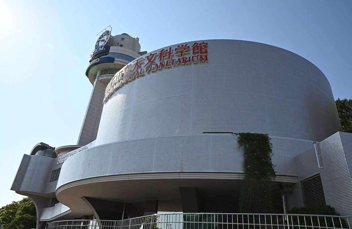 Uhrturm des Planetariums in Akashi auf dem 135. Längengrad, Bezugsmeridian der Japan-Zeit