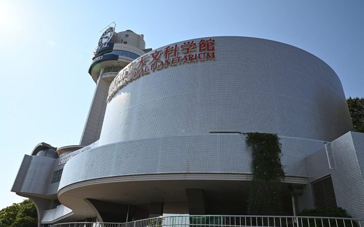 Uhrturm des Planetariums in Akashi auf dem 135. Längengrad, Bezugsmeridian der Japan-Zeit
