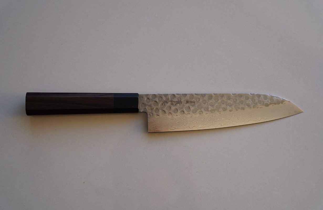 Japanisches Santoku-Messer mit gehämmerter Damaststahl-Klinge und Holzgriff