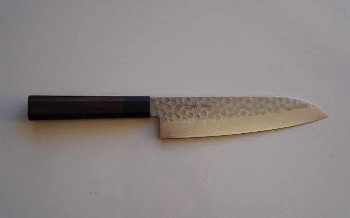 Japanisches Santoku-Messer mit gehämmerter Damaststahl-Klinge und Holzgriff