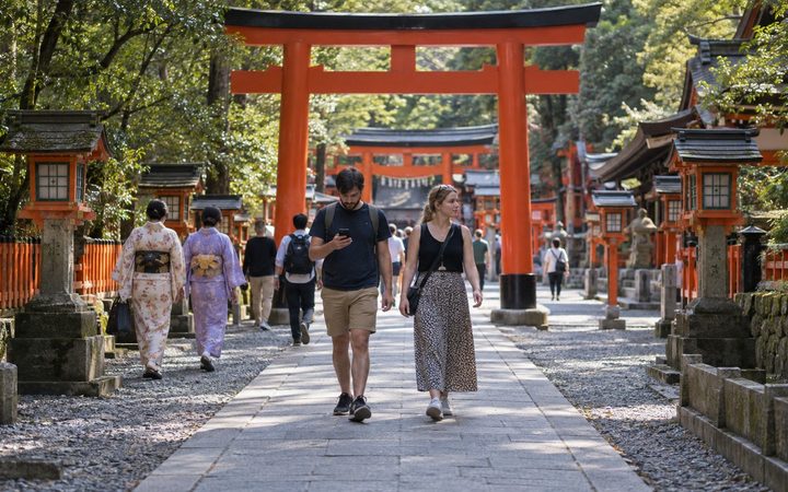 Schrein-Etikette in Japan: Zwölf typische Fehler beim Reinigen, Beten und Fotografieren – und wie du Schrein und Tempel sofort unterscheidest.